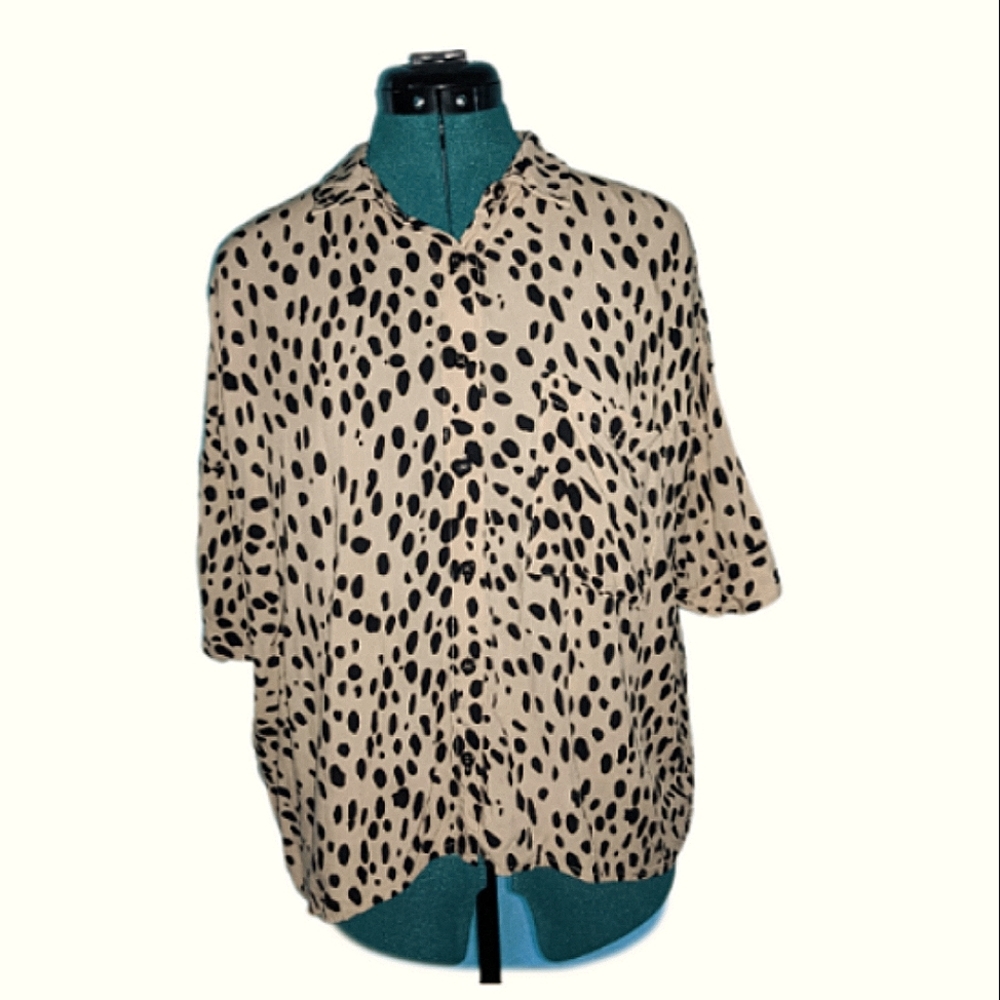 DECJUBA Small Tan Black Short Sleeve Cheetah Print Blouse w/ Pocket